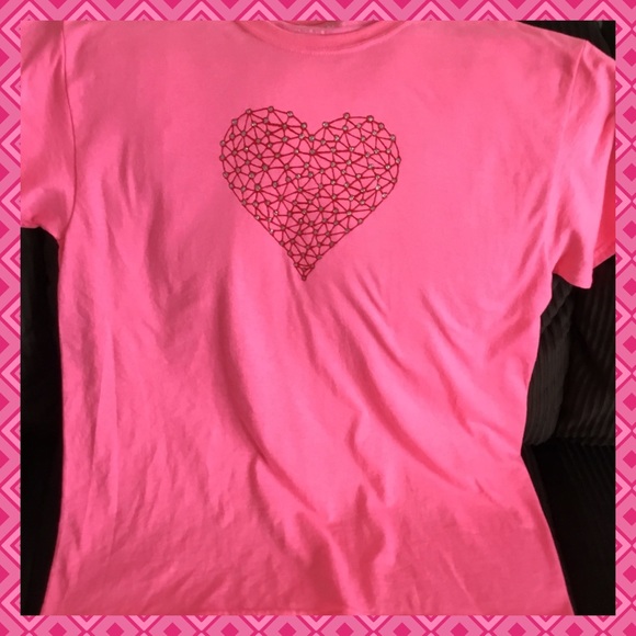 Gildan Tops - Pink Heart Tshirt